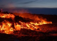 冰岛标志性的蓝湖火山在没有任何预警的情况下爆发，被迫撤离