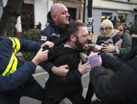 格鲁吉亚首都警察驱散了抗议者设立的帐篷营地，抗议者要求举行新的选举